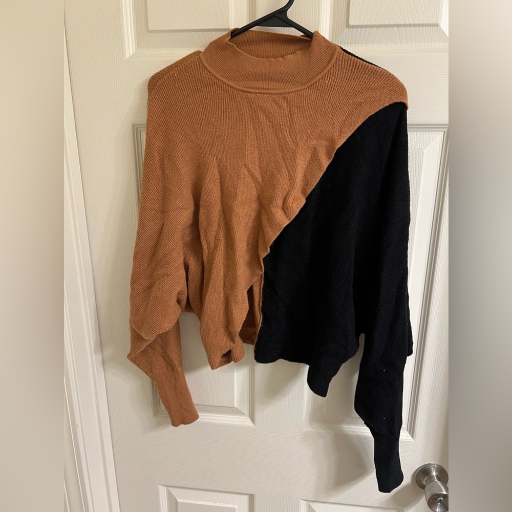 From buckle open slit front color block sweater size M